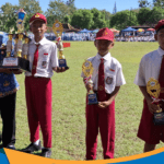 Penyerahan piala Juara 1 Lomba TUB kepada SD N 2 Giritontro.