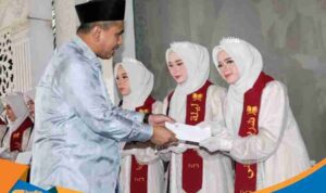 Wakil Gubernur Jateng Taj Yasin menyerahkan bisarah penghafal Al-Quran kepada santriwati di Demak.