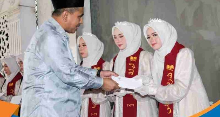 Wakil Gubernur Jateng Taj Yasin menyerahkan bisarah penghafal Al-Quran kepada santriwati di Demak.