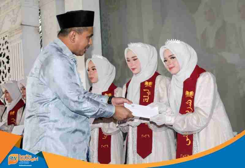 Wakil Gubernur Jateng Taj Yasin menyerahkan bisarah penghafal Al-Quran kepada santriwati di Demak.