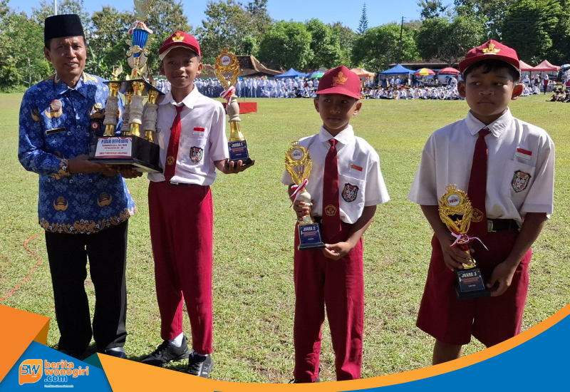 Penyerahan piala Juara 1 Lomba TUB kepada SD N 2 Giritontro.