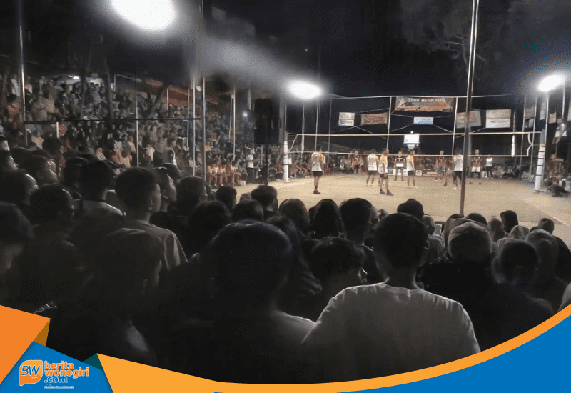 Ratusan penonton memadati tribun lapangan voli Dusun Klepu.