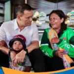 Ahmad Luthfi duduk lesehan di tangga bersama para pengemudi ojol Semarang.