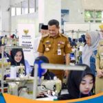 Gubernur Jateng Ahmad Luthfi berdialog dengan peserta pelatihan kerja garmen di BIPTAK.