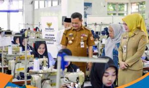 Gubernur Jateng Ahmad Luthfi berdialog dengan peserta pelatihan kerja garmen di BIPTAK.