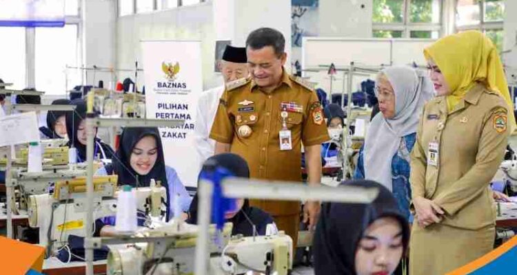 Gubernur Jateng Ahmad Luthfi berdialog dengan peserta pelatihan kerja garmen di BIPTAK.