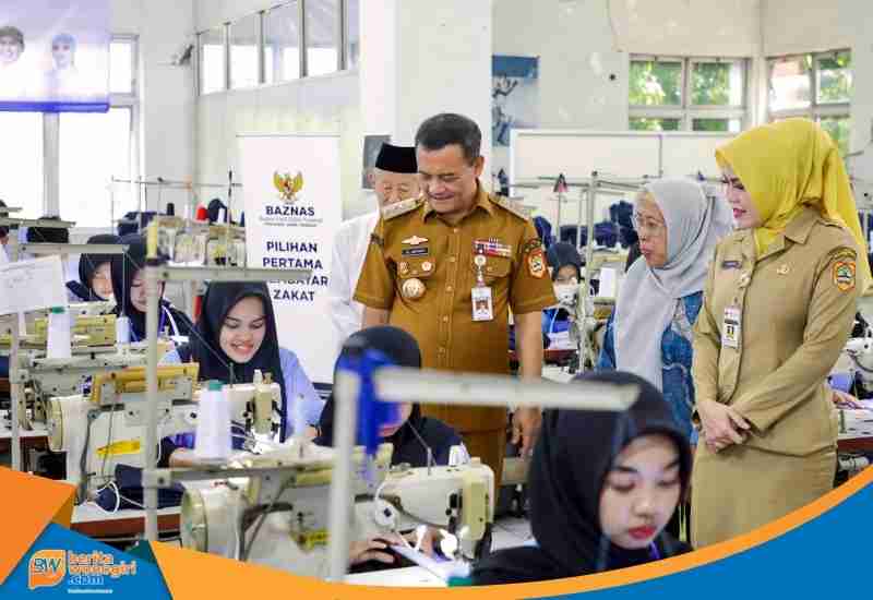 Gubernur Jateng Ahmad Luthfi berdialog dengan peserta pelatihan kerja garmen di BIPTAK.