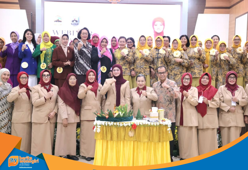 Peserta Harlah BKOW Jateng ke-64 berfoto bersama di Wisma Perdamaian