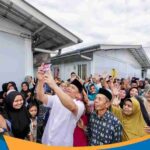 Gubernur Jateng Ahmad Luthfi memegang HP warga untuk melakukan foto bersama atau selfie di Huntara.