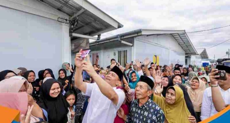 Gubernur Jateng Ahmad Luthfi memegang HP warga untuk melakukan foto bersama atau selfie di Huntara.