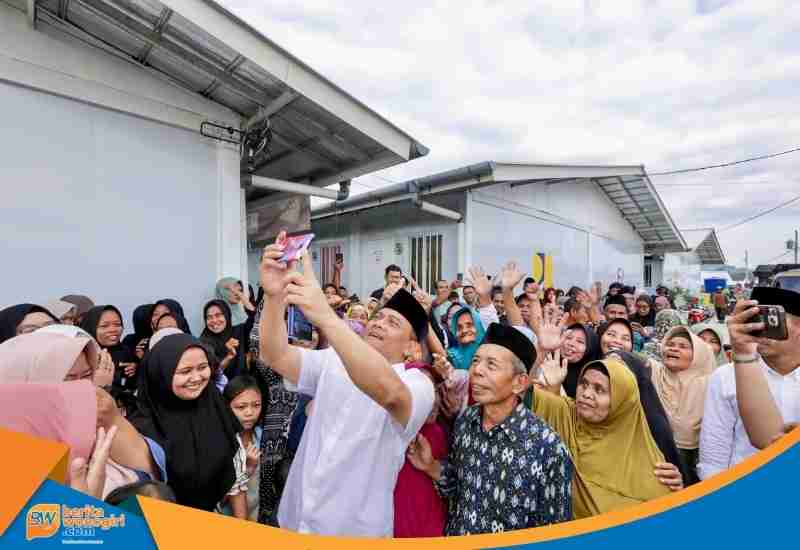 Gubernur Jateng Ahmad Luthfi memegang HP warga untuk melakukan foto bersama atau selfie di Huntara.