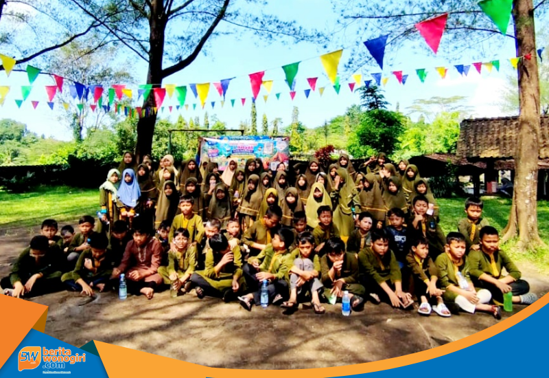Santri TPQ Al-Falah dan Aisyah berfoto bersama di pintu masuk Anava Tlatar Boyolali
