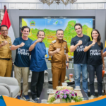Gubernur Luthfi dan tim Sungai Watch berfoto bersama usai pertemuan di Semarang
