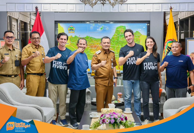 Gubernur Luthfi dan tim Sungai Watch berfoto bersama usai pertemuan di Semarang