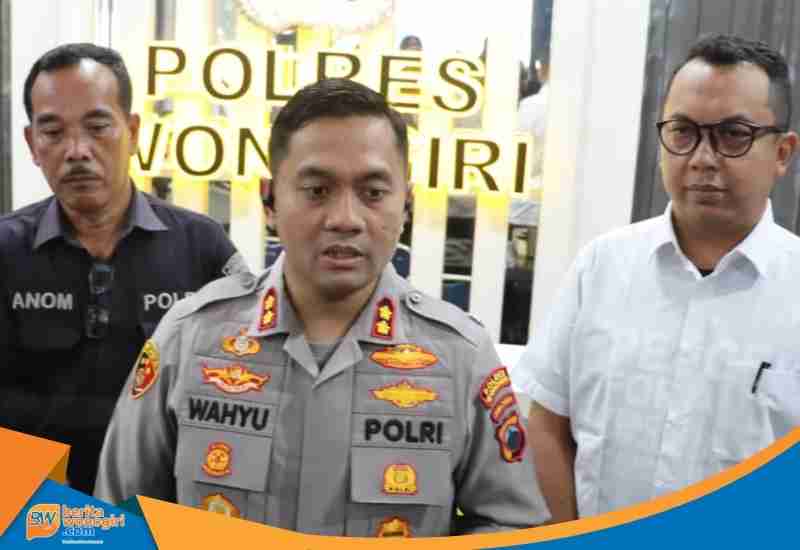 Kapolres Wonogiri AKBP Wahyu Sulistyo memberikan keterangan pers terkait kasus pencurian.