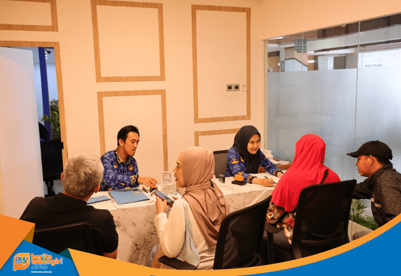 Petugas BPN menjelaskan alur urus sertifikat tanah kepada pemohon di loket layanan