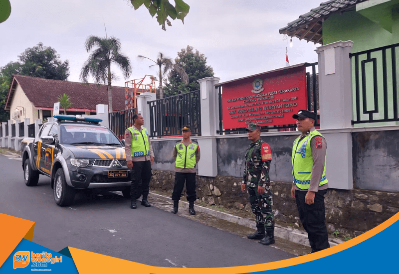 Anggota TNI dan Polri Wonogiri bersinergi amankan kelulusan SMA.