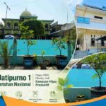 Deretan tanaman buah hitam black sapote dalam pot besar berjejer rapi di halaman SPPG Jatipurno 1.