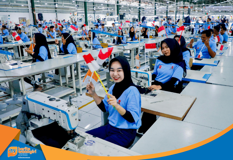 Aktivitas pekerja di pabrik industri pengolahan Jawa Tengah.