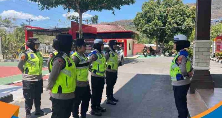 KOMPOL Sri Martini memimpin apel persiapan patroli Jumat Polwan Polres Wonogiri.