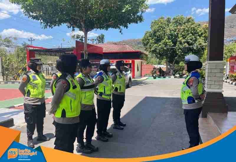 KOMPOL Sri Martini memimpin apel persiapan patroli Jumat Polwan Polres Wonogiri.