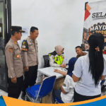 Tim Dokkes Polres Wonogiri periksa tekanan darah buruh di Ngadirojo