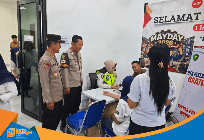 Tim Dokkes Polres Wonogiri periksa tekanan darah buruh di Ngadirojo