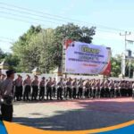Barisan perwira dan Pejabat Utama Polres Wonogiri mengikuti upacara dengan khidmat di lapangan.