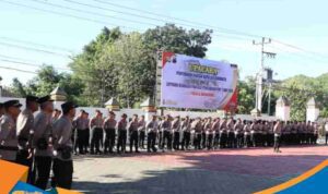 Barisan perwira dan Pejabat Utama Polres Wonogiri mengikuti upacara dengan khidmat di lapangan.