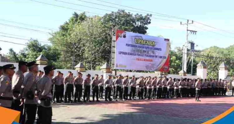 Barisan perwira dan Pejabat Utama Polres Wonogiri mengikuti upacara dengan khidmat di lapangan.