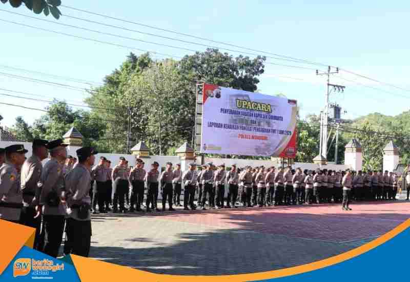 Barisan perwira dan Pejabat Utama Polres Wonogiri mengikuti upacara dengan khidmat di lapangan.