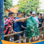 Ahmad Luthfi memunguti sampah plastik di aliran sungai Kergon Pekalongan.