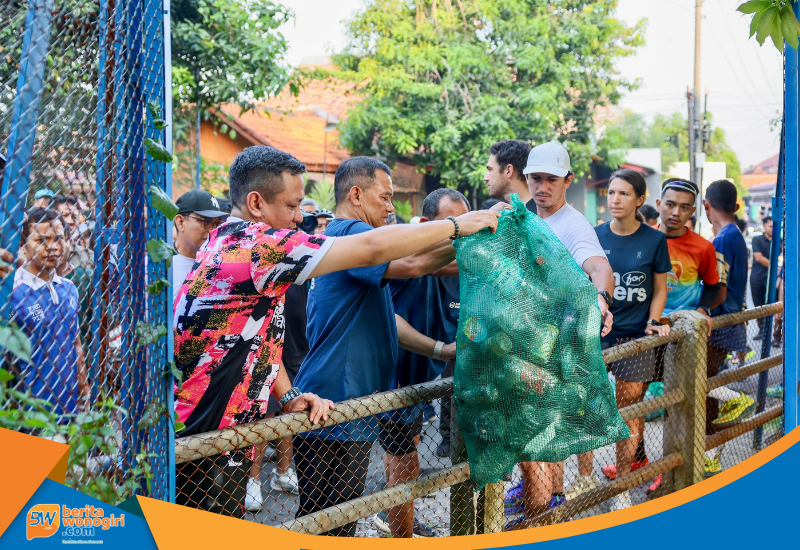 Ahmad Luthfi memunguti sampah plastik di aliran sungai Kergon Pekalongan.