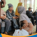 Hj Samikem membagikan sembako gratis di Wonogiri.