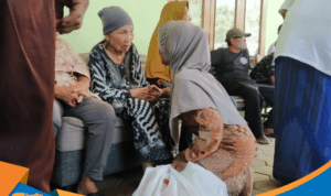 Hj Samikem membagikan sembako gratis di Wonogiri.