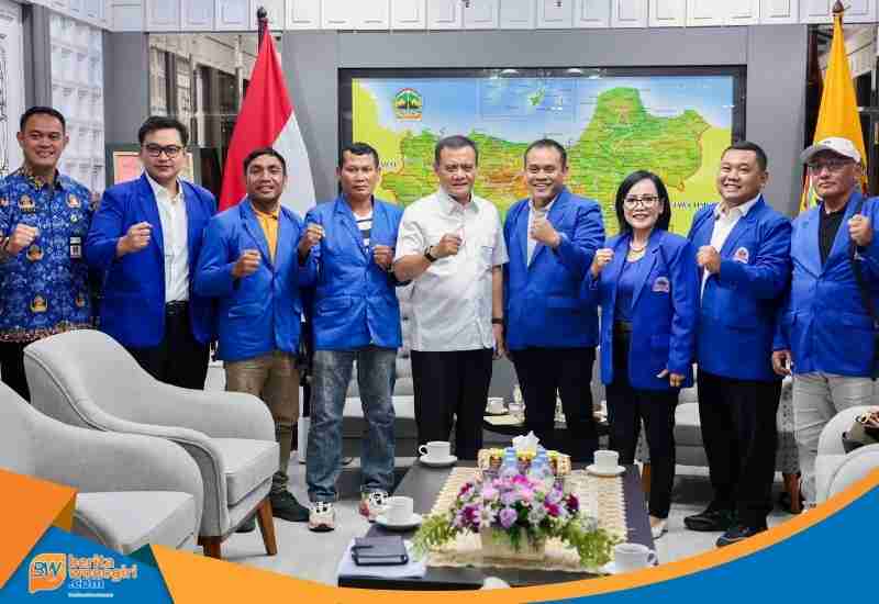 Gubernur Jateng Ahmad Luthfi berfoto bersama pengurus DPW ATI Jawa Tengah di Semarang.