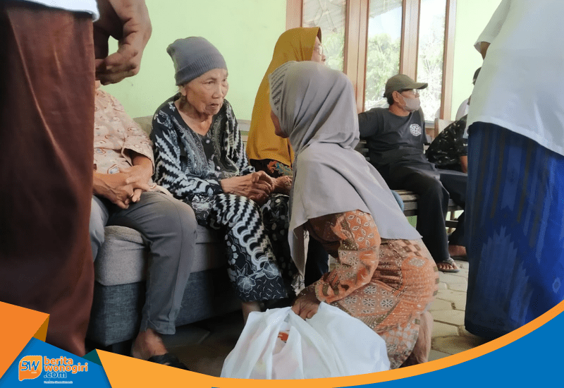Hj Samikem membagikan sembako gratis di Wonogiri.