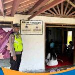 Anggota Polsek Jatipurno bersama Koramil 15 berjaga di depan gerbang Vihara Vimalakirti Balepanjang.