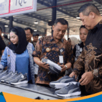 Gubernur Ahmad Luthfi berdialog dengan buruh pabrik sepatu di Brebes.