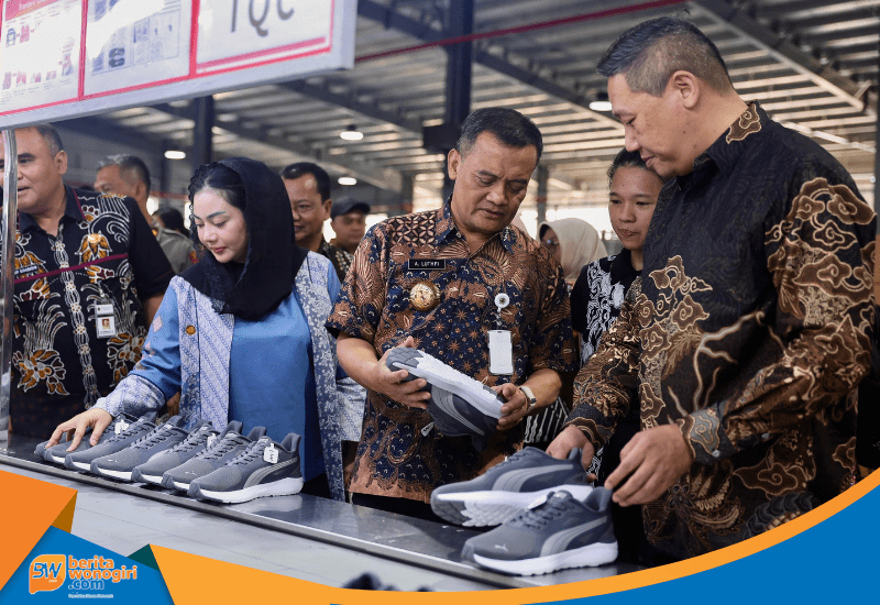 Gubernur Ahmad Luthfi berdialog dengan buruh pabrik sepatu di Brebes.