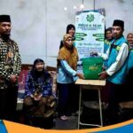 Lansia dhuafa tersenyum sumringah memegang bingkisan alat shalat baru berupa mukena dan sajadah.