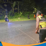 Polisi melakukan olah TKP kecelakaan maut Wonogiri antara motor dan truk box.
