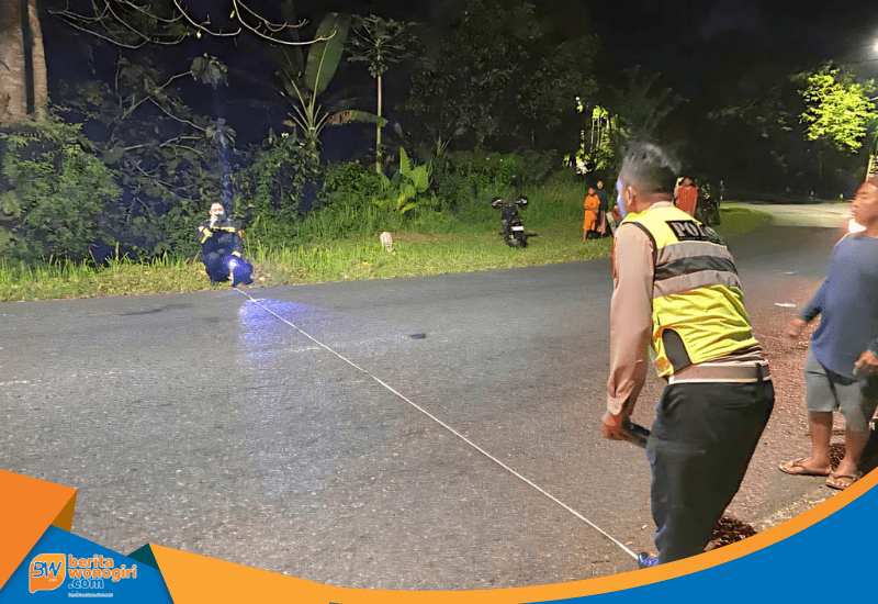 Polisi melakukan olah TKP kecelakaan maut Wonogiri antara motor dan truk box.