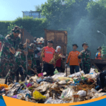 Anggota Kodim 0728 Wonogiri bersama warga membersihkan sampah di Pasar Hewan Sidoharjo.
