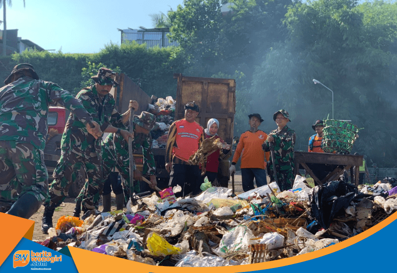 Anggota Kodim 0728 Wonogiri bersama warga membersihkan sampah di Pasar Hewan Sidoharjo.