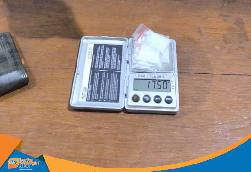 Barang bukti paket sabu, timbangan digital, dan ponsel hasil tangkapan Polda Jateng.
