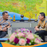 Gubernur Ahmad Luthfi bersalaman dengan Mohammad Maliki bin Osman dari NTU Singapura.