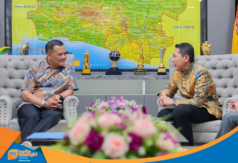 Gubernur Ahmad Luthfi bersalaman dengan Mohammad Maliki bin Osman dari NTU Singapura.