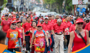 Sekda Jateng Sumarno ikut berlari mengenakan kaos merah bersama peserta asing.