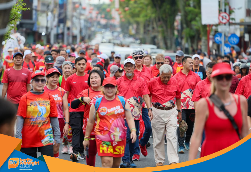 Sekda Jateng Sumarno ikut berlari mengenakan kaos merah bersama peserta asing.